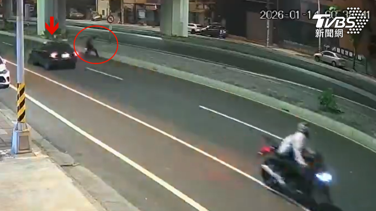 高雄20歲楊姓騎士與車友夜騎時，遭21歲邱姓駕駛逆向衝撞，楊姓騎士反應迅速跳車逃過一劫。（圖／TVBS）