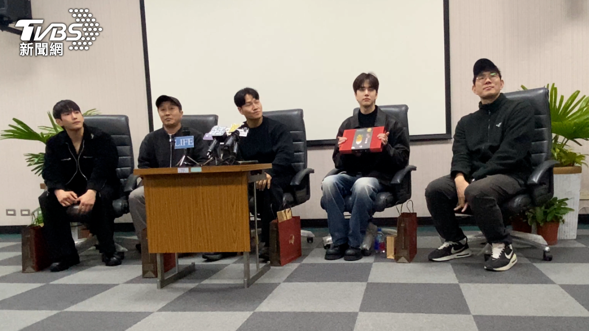 陸俊書(左起)、金炳萬、金鍾國、金泳勳、導演尹志浩都收到台灣名產鳳梨酥。(圖/林坤緯攝)