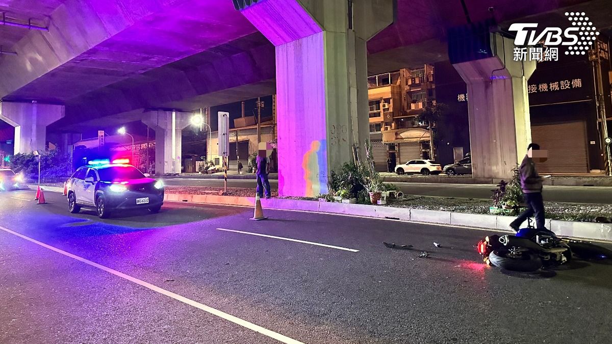 楊姓騎士反應迅速跳車逃過一劫，但愛車慘遭撞毀。（圖／TVBS）