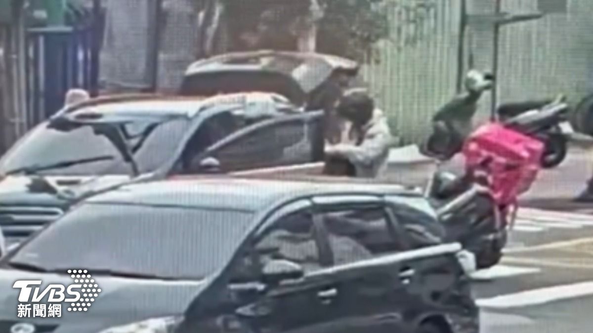 員警喬裝「外送員」,台北街頭抓車手。(圖/TVBS)