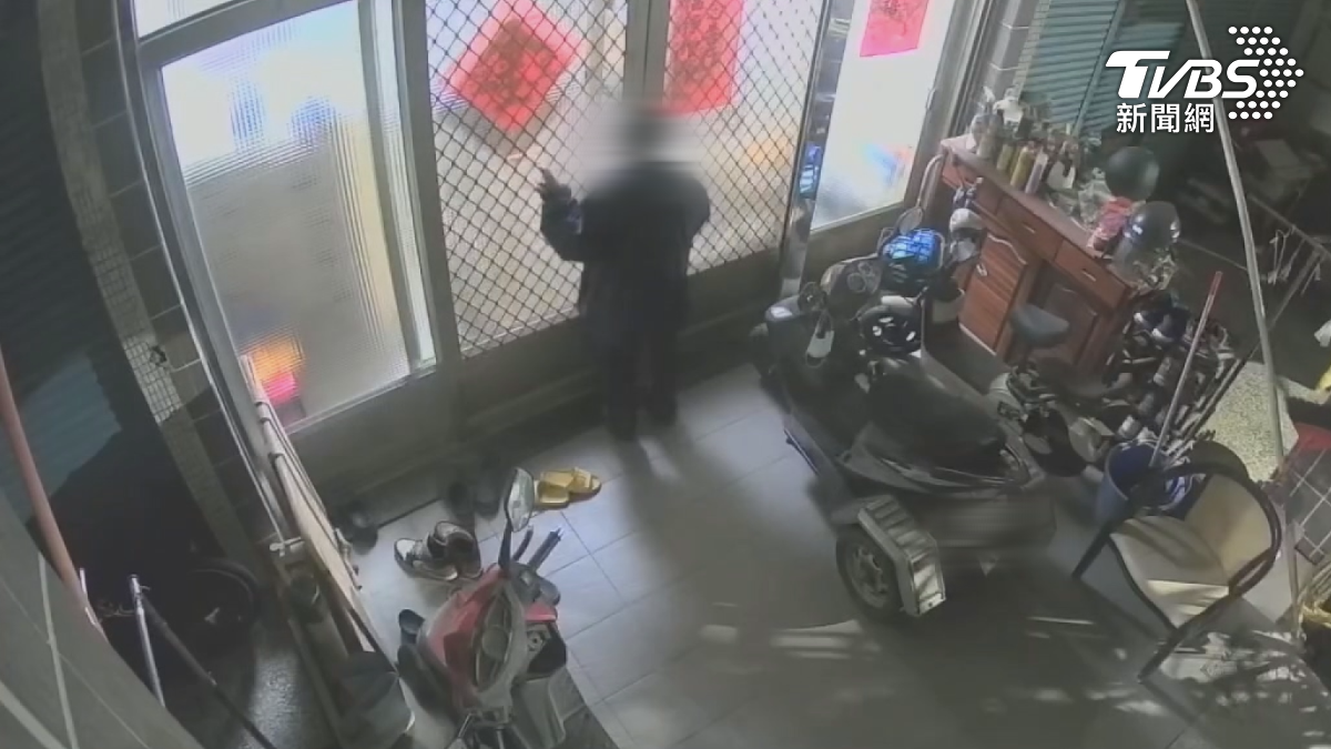高雄楠梓區一處民宅,驚見一名陌生男子站在家門口探頭探腦,甚至將臉湊近鋁門透過門縫窺探屋內。(圖/TVBS)