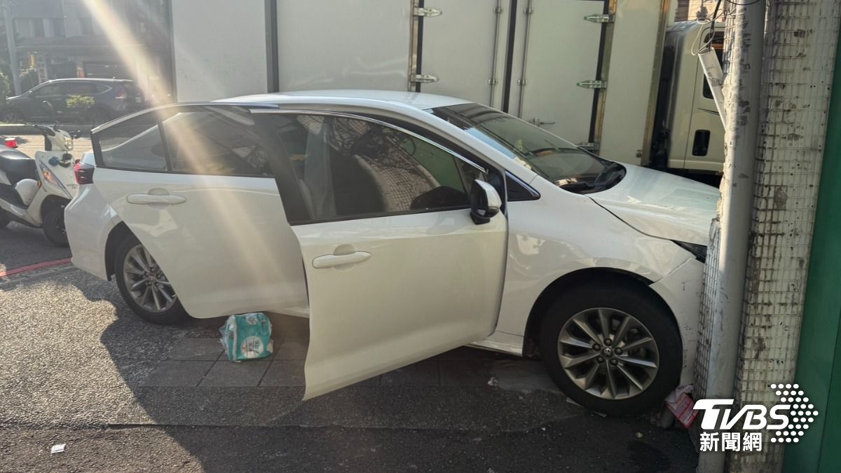 被害男子指控上車遭勒頸,與詐騙車手肉搏扭打,保住300萬現金。(圖/TVBS)