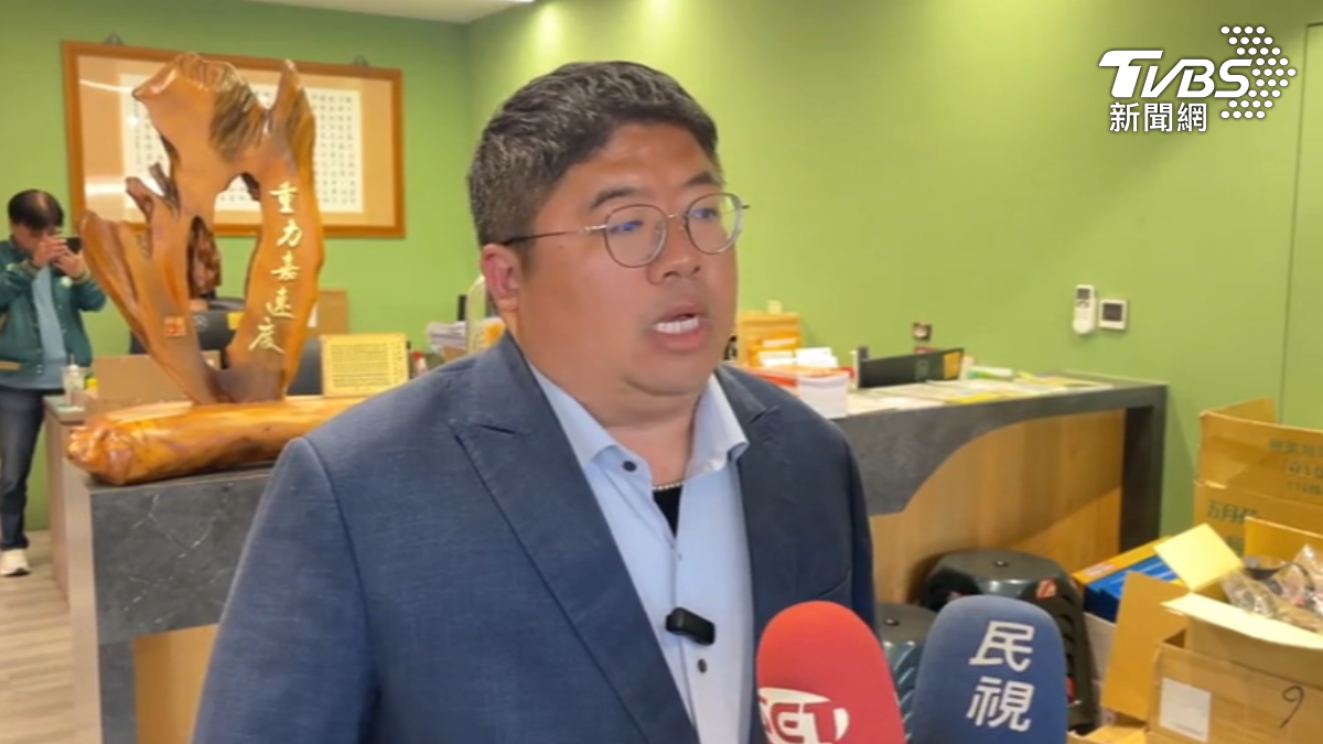 蔡易餘初選大勝，拿下近65%支持度，支持者熱情歡呼。（圖／TVBS）