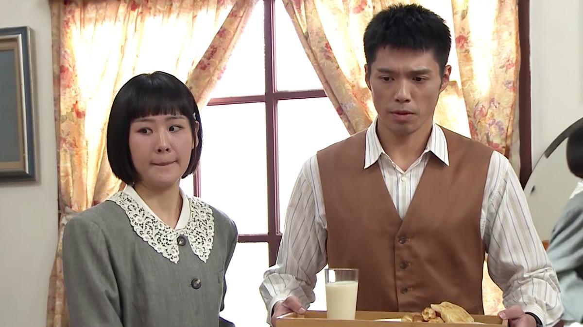何宜珊(左)拉著王盈凱(右)替婆婆送早餐。(圖/台視提供)