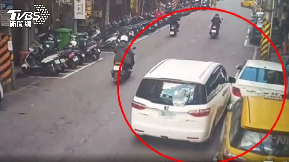 駕駛毒駕精神恍惚,自撞路邊車輛,員警車上搜出喪屍煙彈。(圖/TVBS)