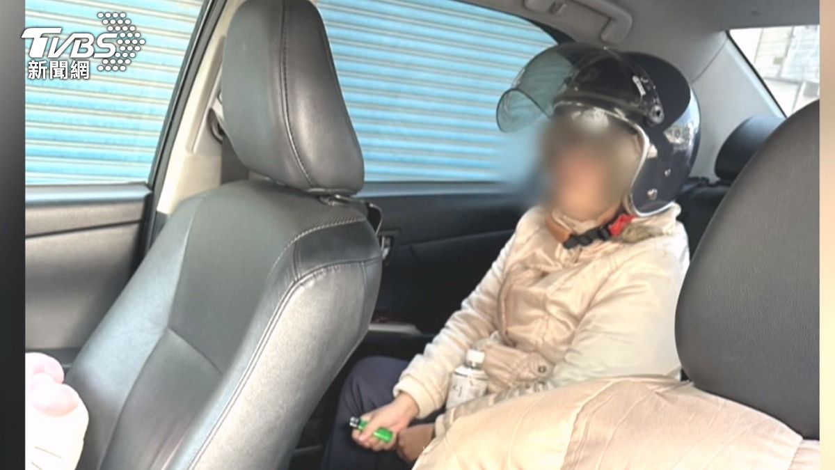 阿姨妳哪位？台南安全帽姐　趁遙控器開鎖　秒鑽進別人車後座。(圖／TVBS)