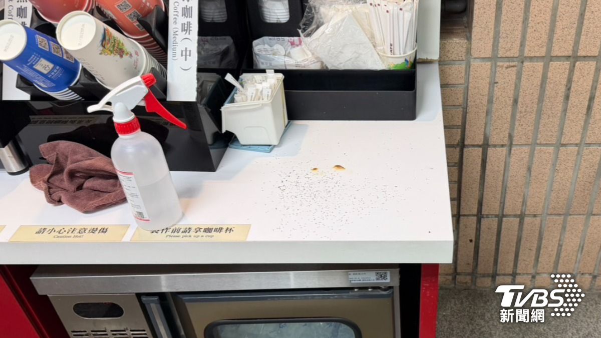 新北地方法院超商自助區有燃燒痕跡。(圖/警方提供)
