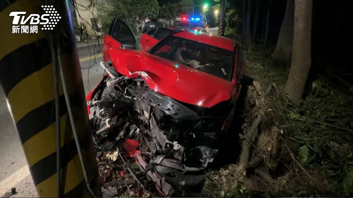 高雄女駕駛深夜自撞電桿「棄車逃離」 警追查身分依法究辦