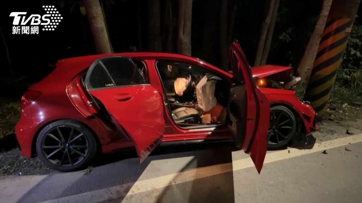 車內安全氣囊全部爆開。（圖／TVBS）