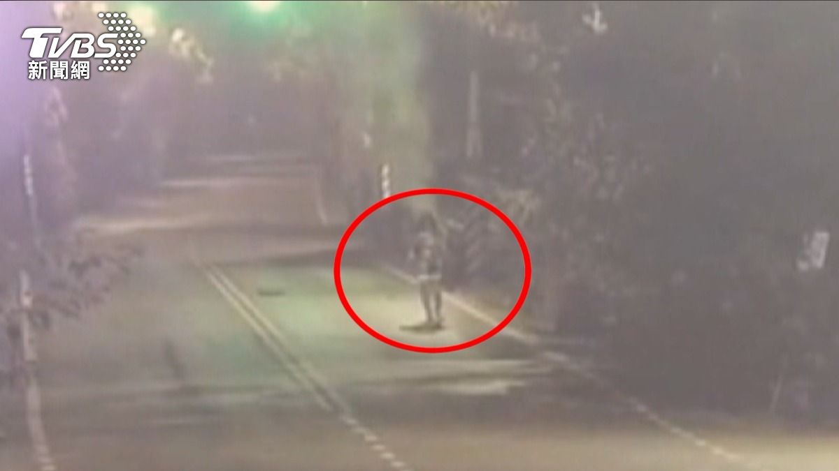 女子自行脫困下車，隨即徒步沿通燕路往橋頭方向離開現場。（圖／TVBS）