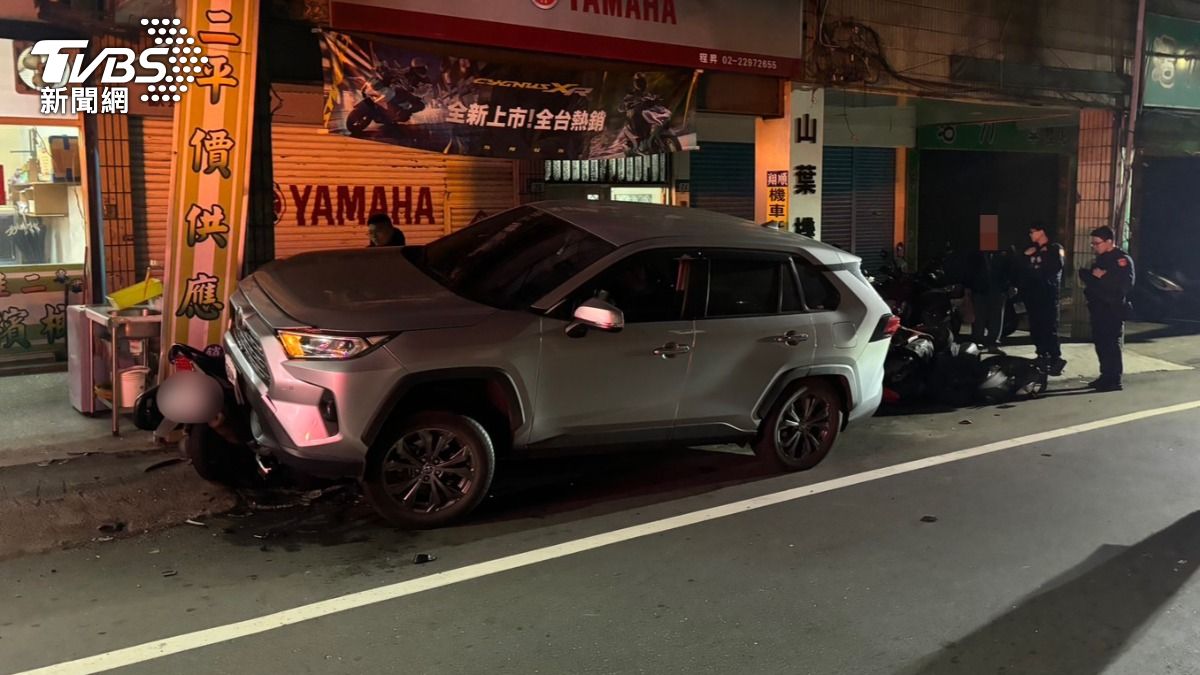 路邊停放的六台機車皆被波及。（圖／TVBS）