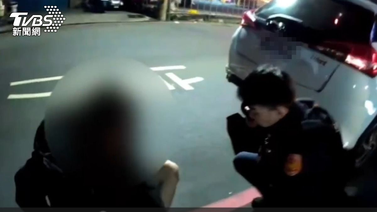 警方將其攔停盤查,竟發現是詐欺通緝犯。(圖/TVBS)