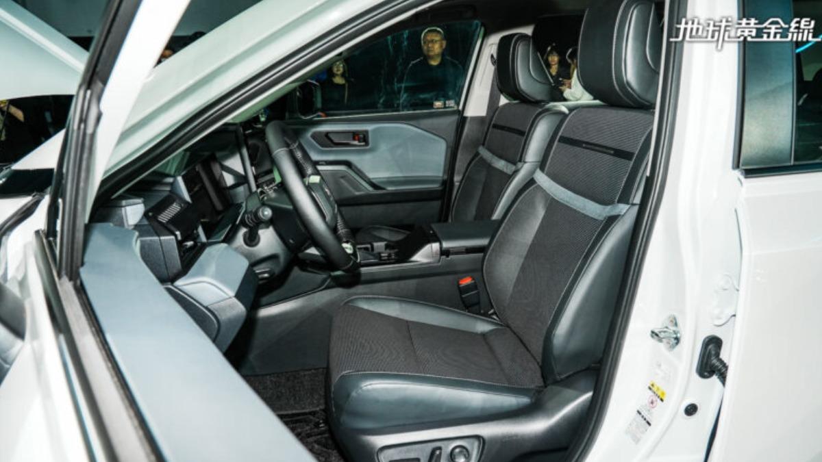 RAV4旗艦等級配備有雙前座通風加熱與電動調整座椅。（圖／地球黃金線）