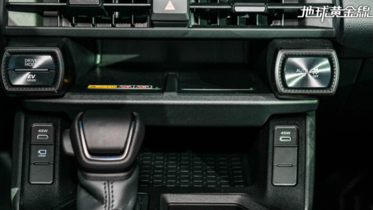雙智慧型手機無線充電與45W USB Type-C插座為RAV4旗艦等級專屬。（圖／地球黃金線）