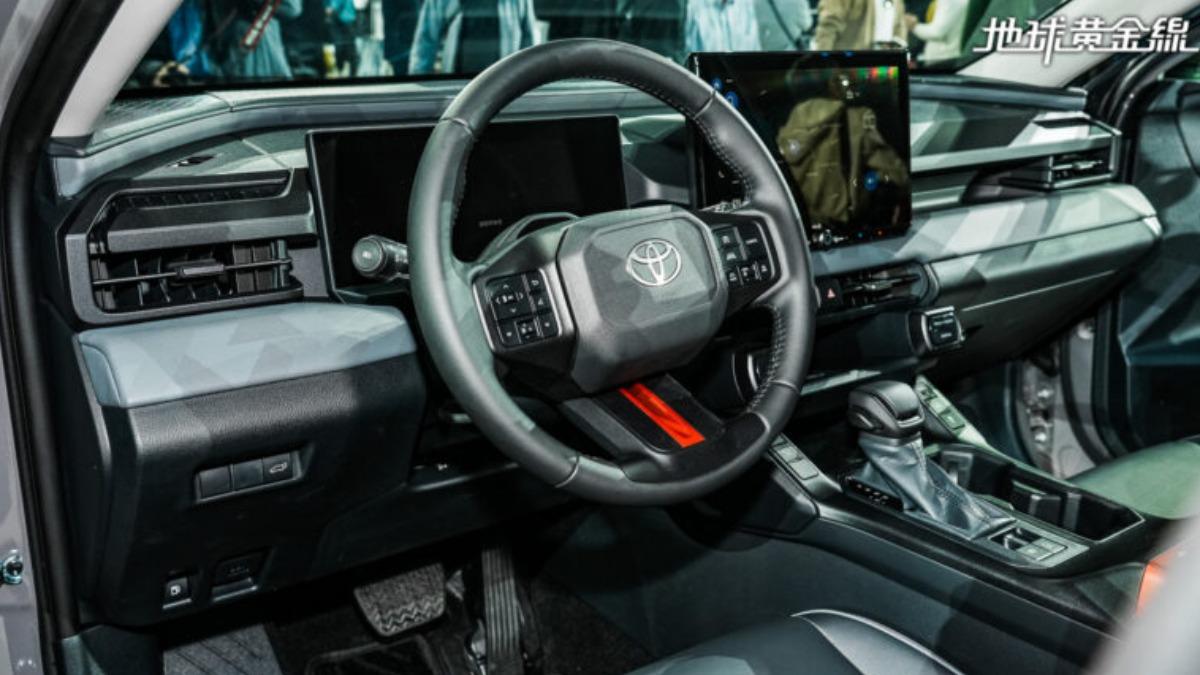 對比強烈的橘色元素為RAV4 Adventure車內特徵。（圖／地球黃金線）