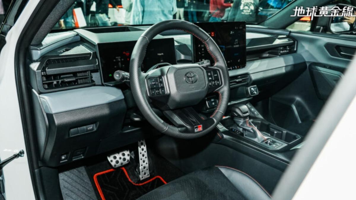 運動化多功能方向盤、金屬踏板為RAV4 GR Sport標準配備。（圖／地球黃金線）
