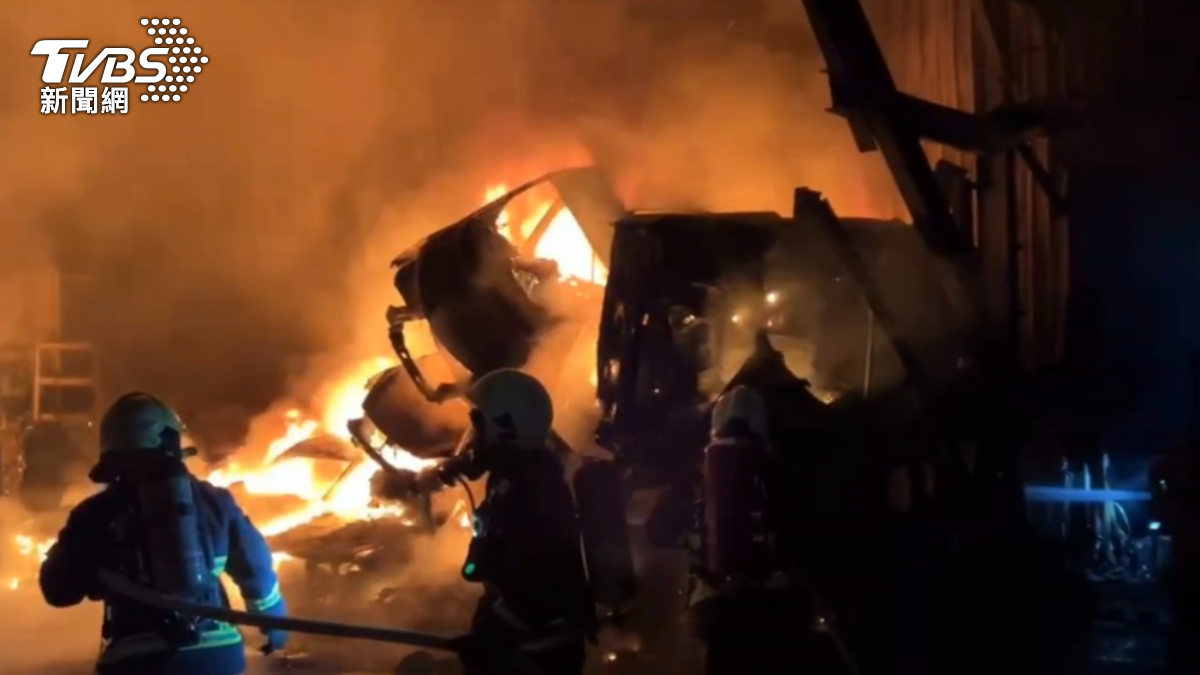 宜蘭深夜傳爆炸聲!回收場廢棄車輛烈焰狂燒 火光沖天畫面曝