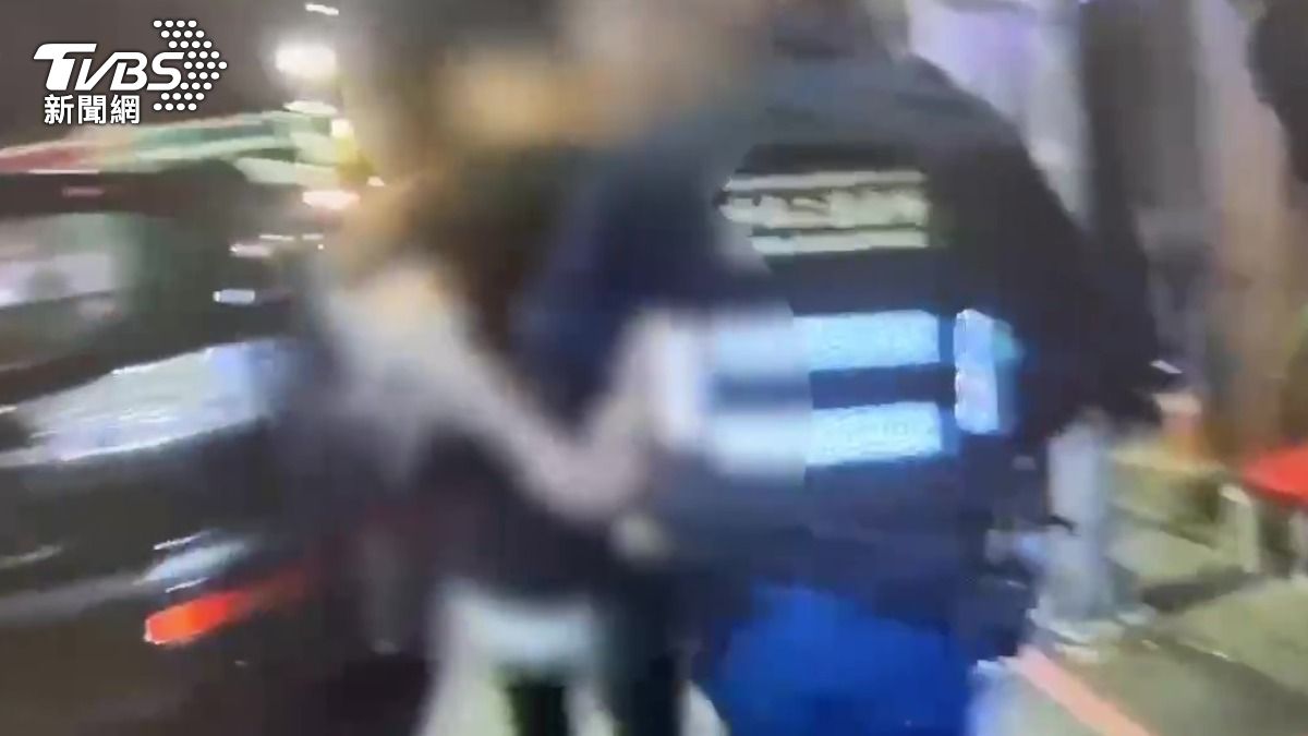 嫌犯被搜出毒煙彈遭上銬逮捕。(圖/TVBS)