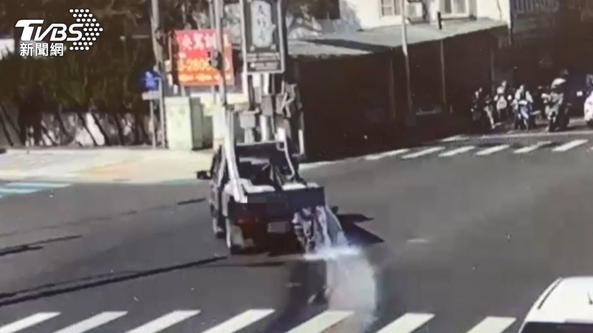 中壢貨車漏油3百公尺「沿路狂灑」畫面曝 駕駛恐吞1.8萬罰單