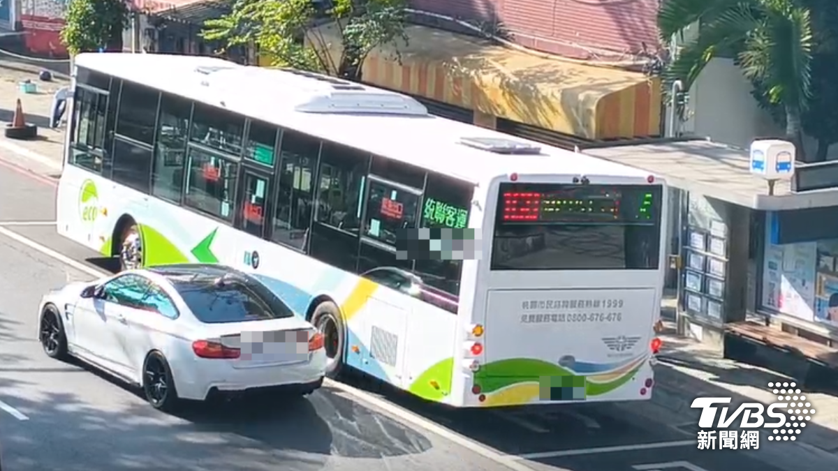 日前桃園一台公車已經離站開到內線道等紅燈,卻有一名女子突然衝出來敲車門。(圖/TVBS)