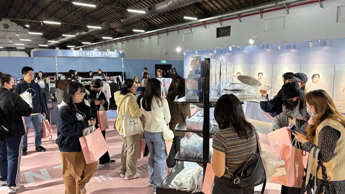 快閃店擠滿採購周邊的粉絲。(圖/辰星計畫提供)