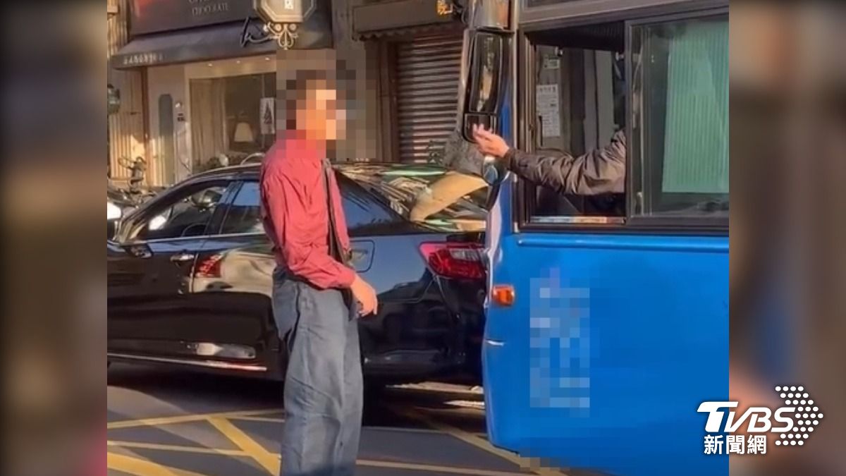 轎車占右轉道遭按喇叭,駕駛下車理論,控客運司機逼車。(畫面提供/t3chiang threads)
