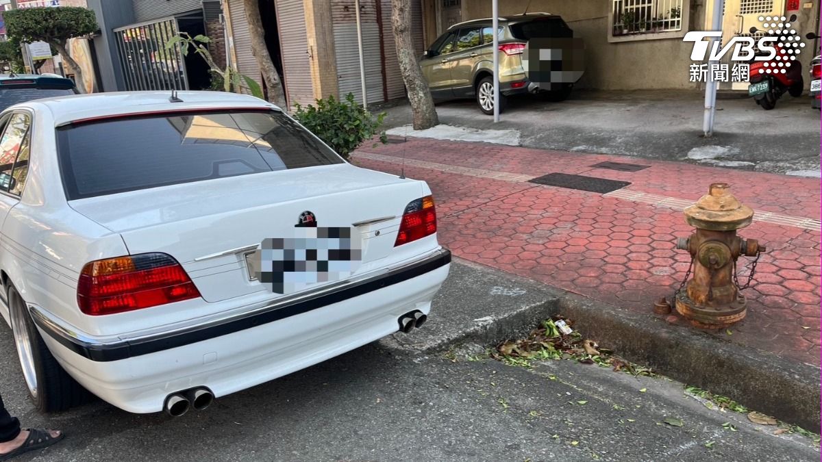 BMW霸停消防栓拒不移車 駕駛嗆警:call你們高層來