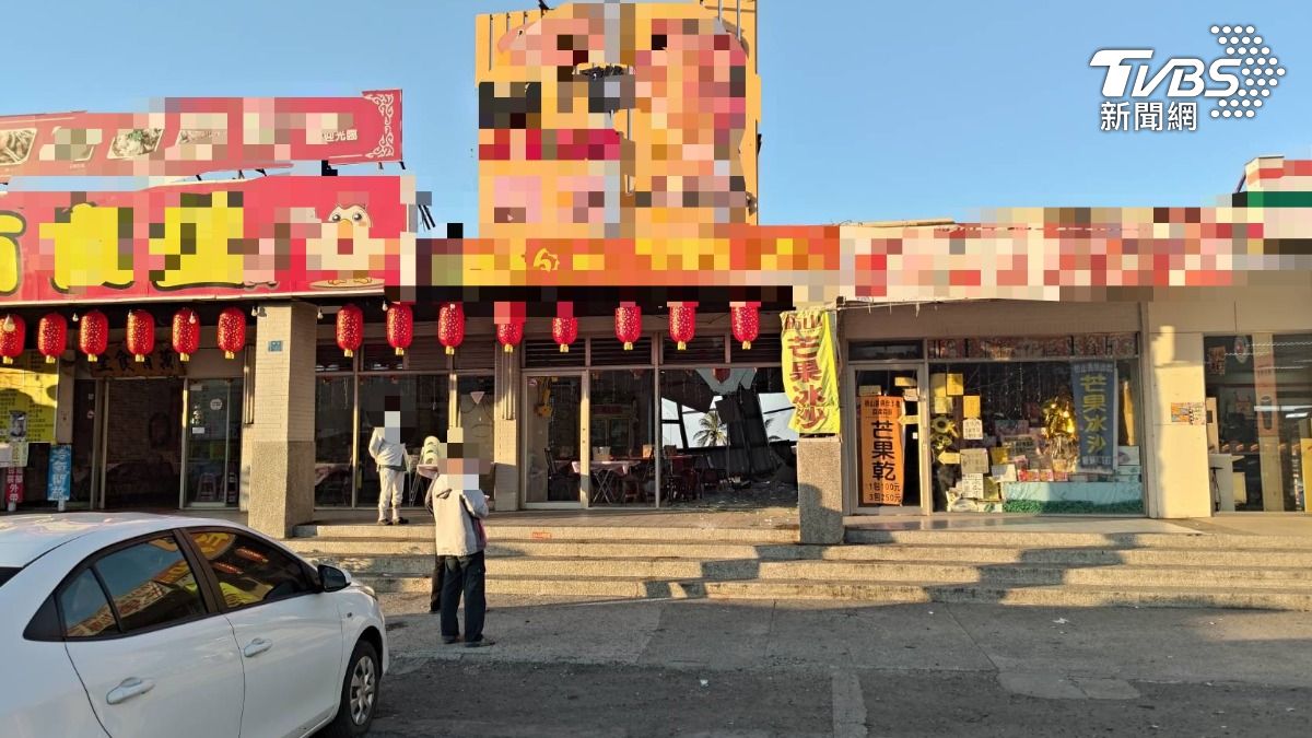 業者想不透,駕駛怎麼「攻破層層突圍」,開上階梯、撞壞落地窗,再撞倒店內桌椅,最後衝破木板和鐵皮,掉進後方魚塭(圖/TVBS)