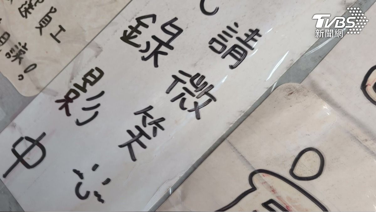 2女一中街偷飾品 「藏袖中」全被拍。(圖/TVBS)