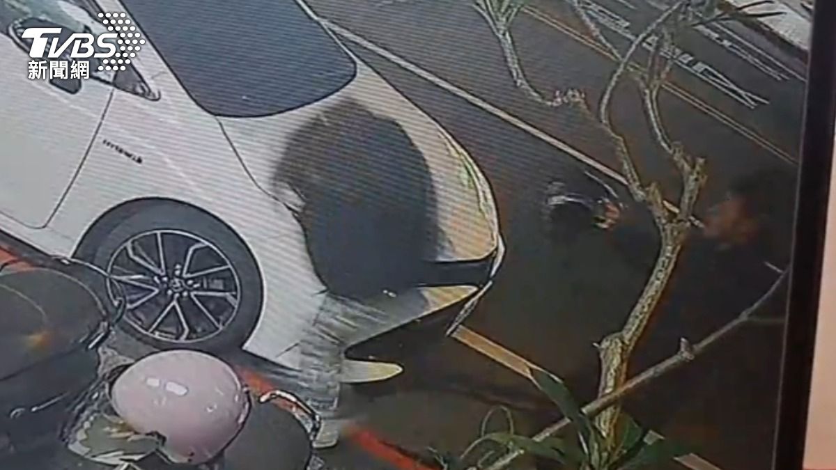 疑不滿被超車!基隆惡男持安全帽狂K、猛踹 騎士倒地滿身傷