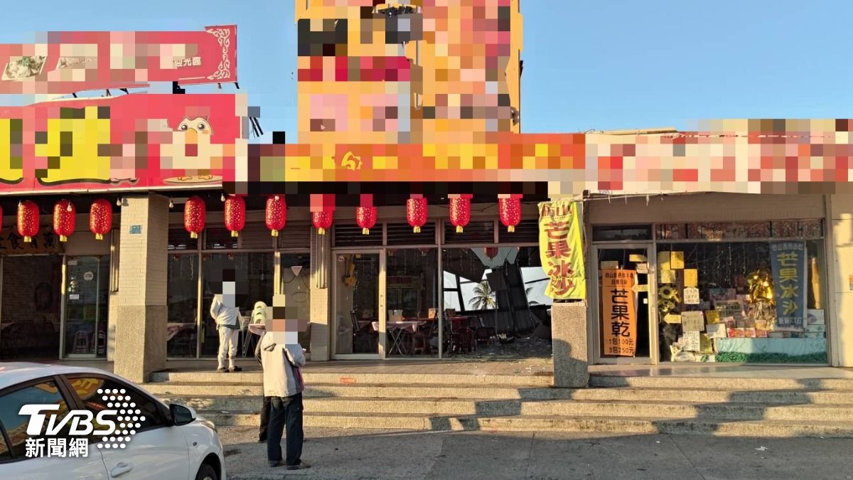 轎車撞穿桶仔雞店。(圖/TVBS)