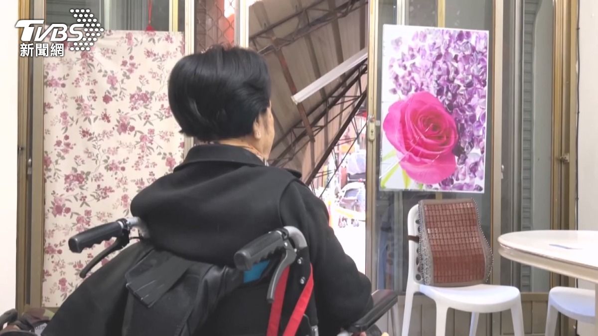 43年老宅屋頂崩落!90歲嬤險遭砸。(圖/TVBS)