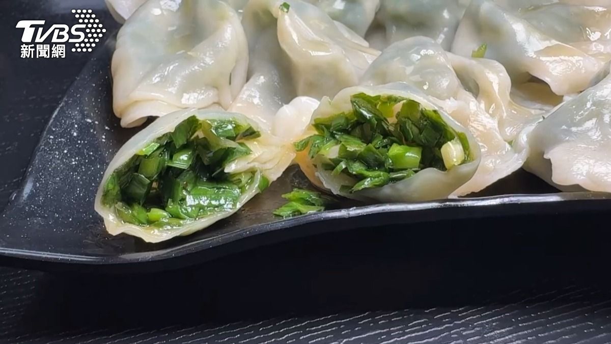 高雄有消費者分享吃到的韭菜水餃,一顆七塊錢,水餃裡面只有單純的韭菜而已,讓他很傻眼(圖/TVBS)