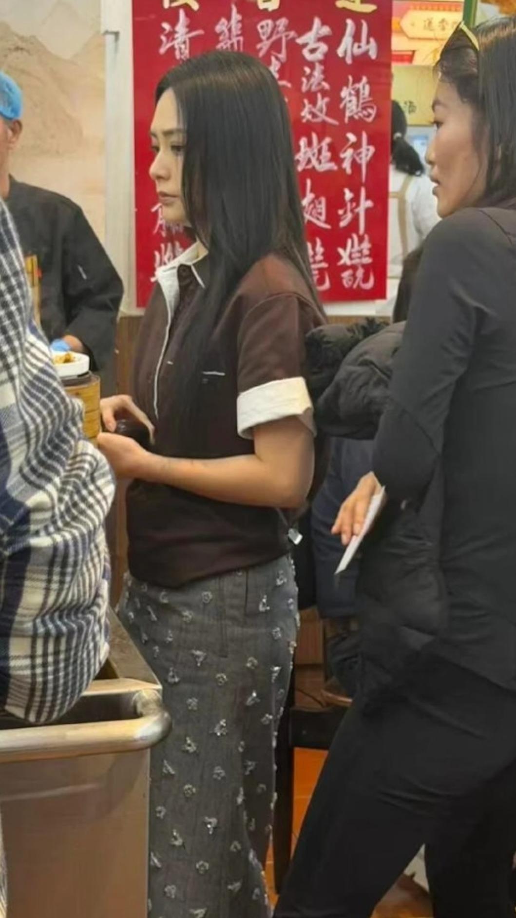 網友吐槽阿嬌整體穿搭。(圖/翻攝自小紅書)