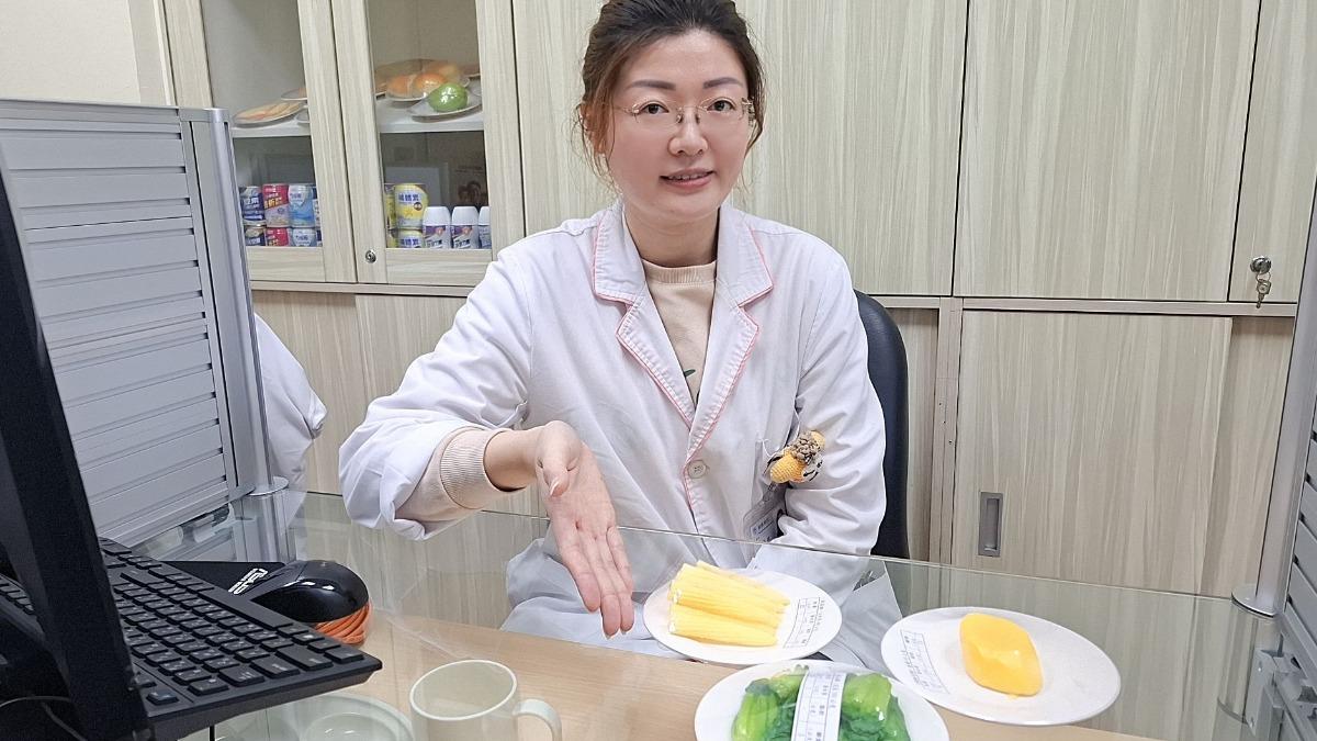 朱姵穎營養師建議每日食用2份帶皮的原態水果。（圖／翻攝自衛生福利部臺北醫院臉書）