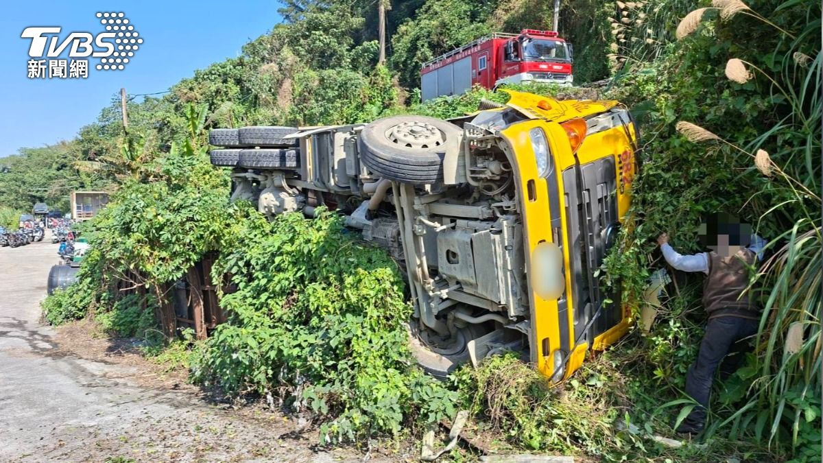 快訊／新北八里水泥車失控翻5公尺邊坡　駕駛受困獲救