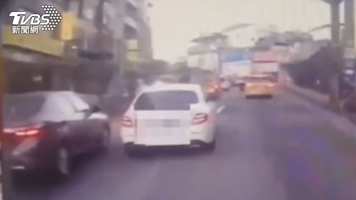 白色賓士早已打方向燈要匯入內車道。(圖/TVBS)