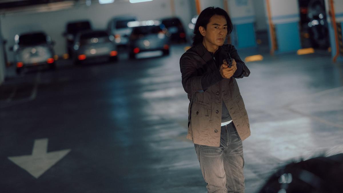 鄭伊健「肉身撲車」上演飛車追逐槍戰。(圖/Netflix提供)