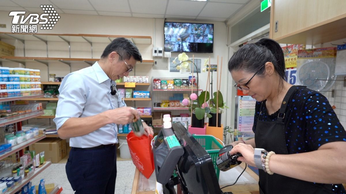 鍾佳濱自帶環保袋在立院福利社採買,他說冰箱快空了,來補貨 !(圖/柯勝雄攝)