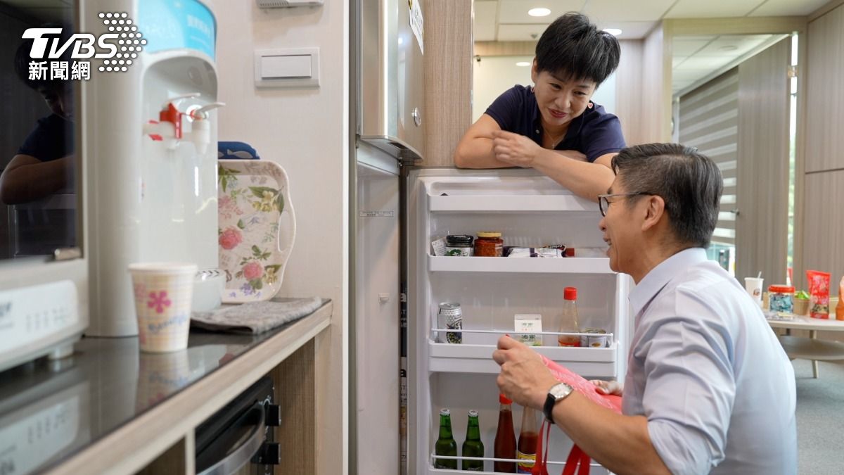 去年全台無糖飲貨物稅徵了14.8億,等於大家喝了近百億的無糖飲。鍾佳濱用「健康」理由說服財政部,因國健署統計—「三個小孩就一個過胖」。(圖/柯勝雄攝)