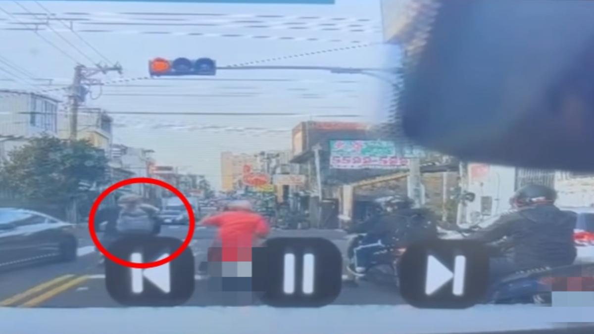 等紅燈遇襲!新竹腳踏車阿北「踹倒女騎士」還嗆:走開啦