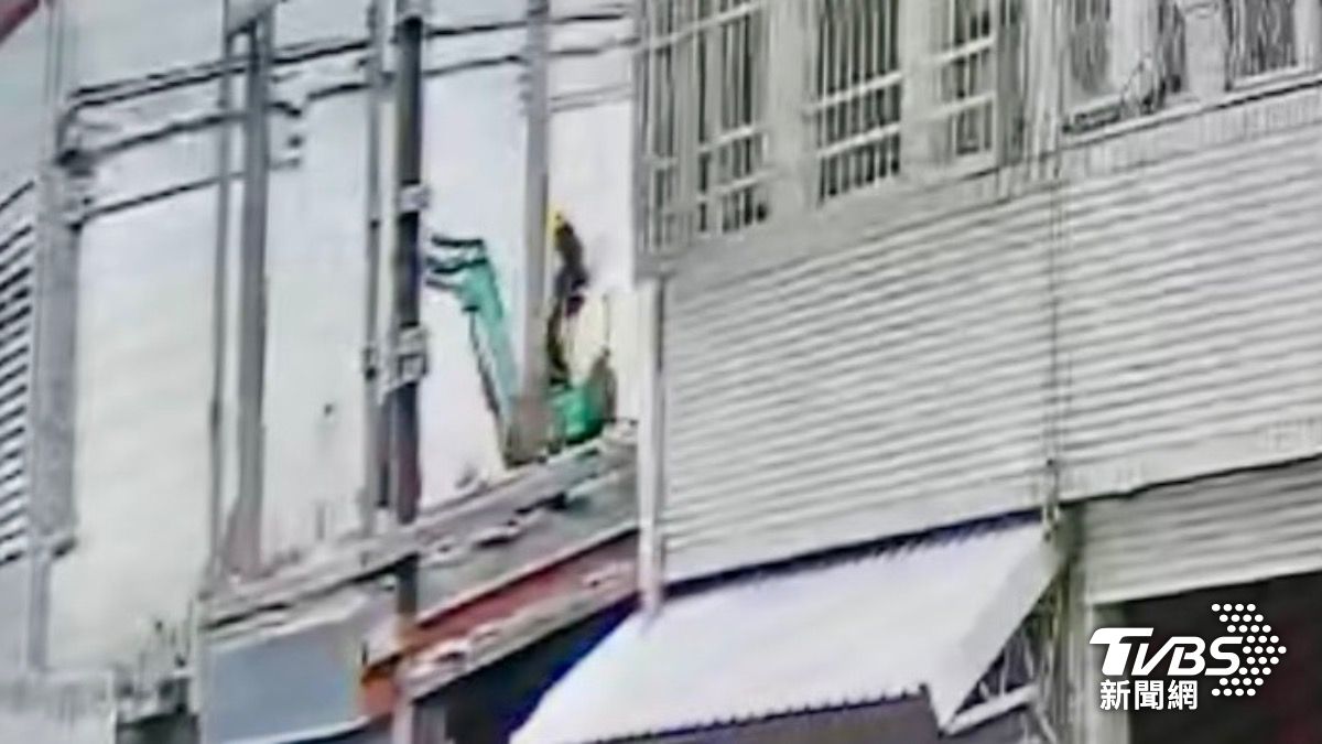 監視器中的怪手意外從工地二樓滑落,業者指出人機均安。(圖/民眾提供)