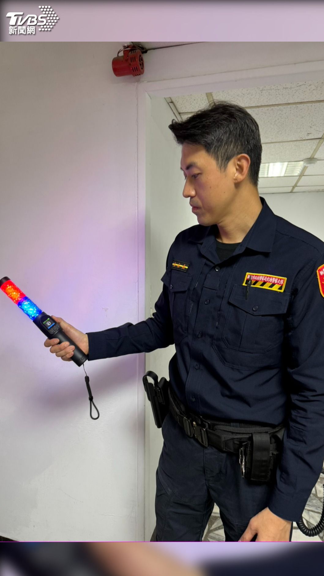L15快速酒精檢知器讓員警取締酒駕更加有效率。（圖／TVBS）