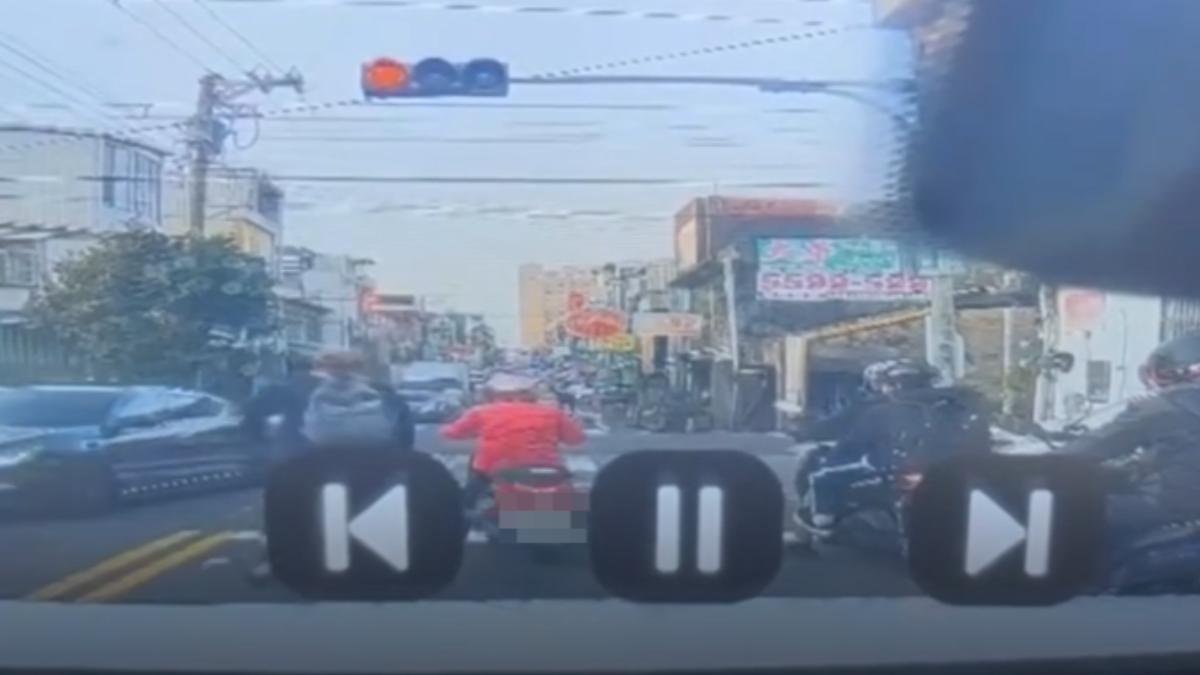 腳踏車騎士突然伸出腳踹向紅車,騎士反應不及摔車。(圖/ ⭐我是湖口人⭐)