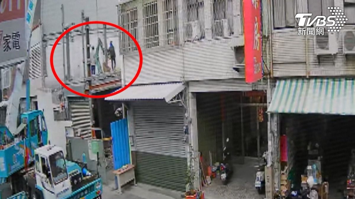 事故發生後，工地於當天下午1點多緊急出動吊車，將墜落一樓的怪手重新吊回二樓。（圖／TVBS）