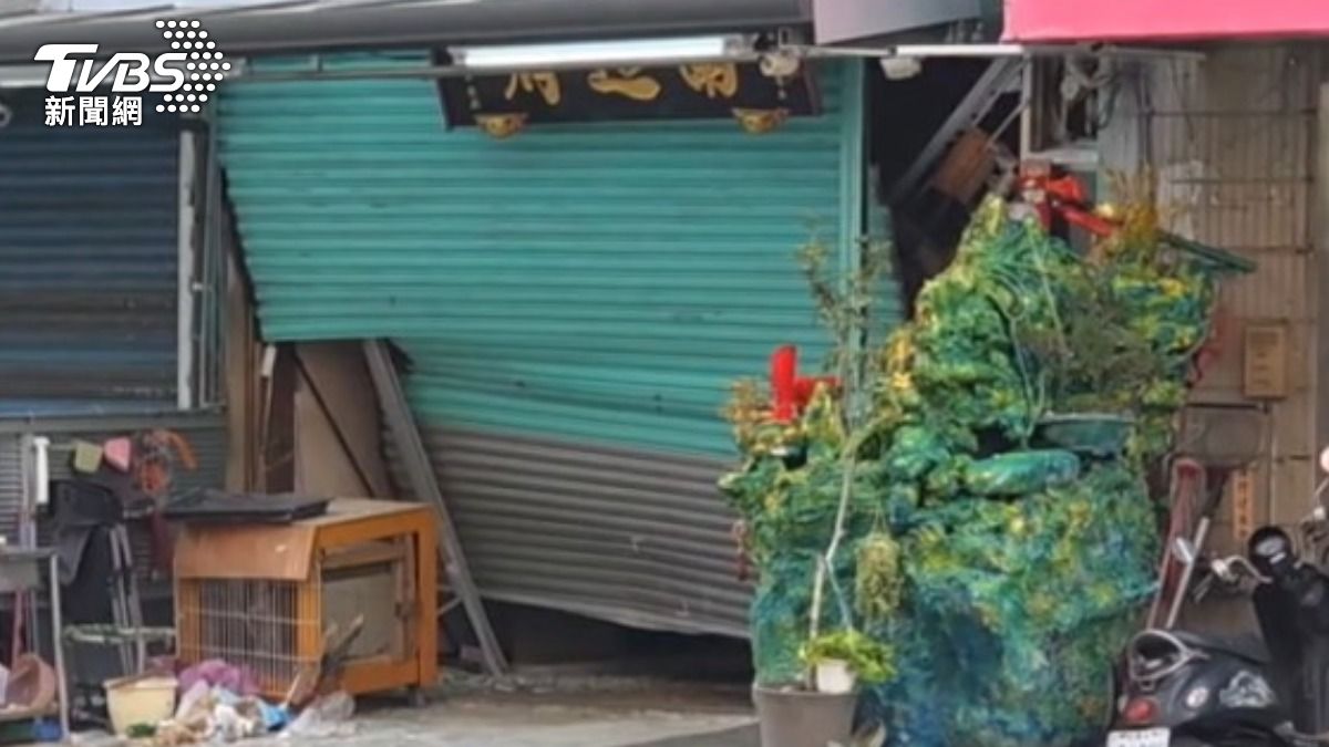 嘉義市一處宮廟遭持棍亂砸,甚至開車3度衝撞。(圖/TVBS)