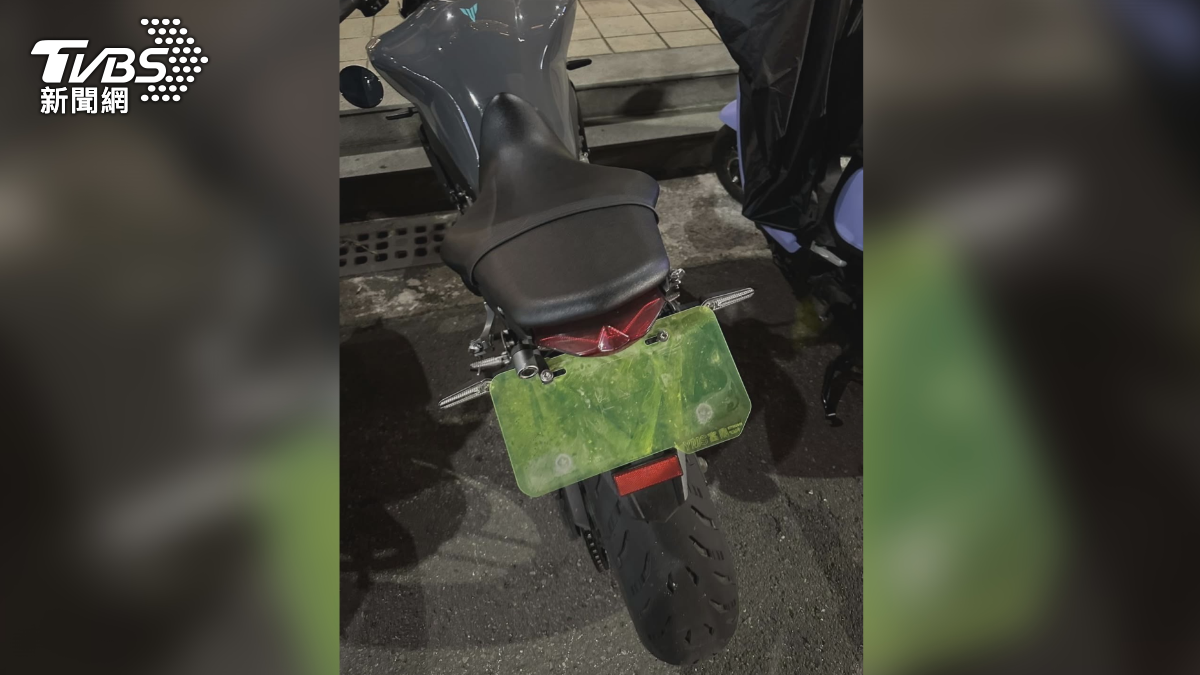騎士把車停路邊走回家,卻被警方扣牌,並把車拖走、送罰單。(圖/TVBS)