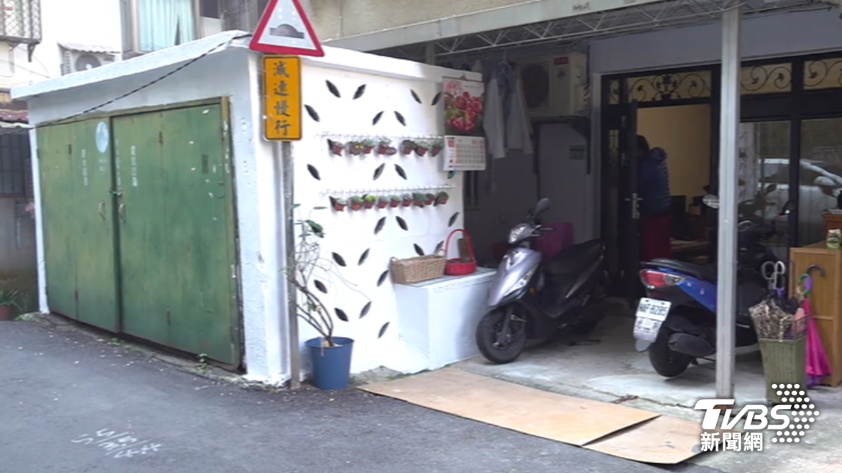屋主指控台電配電場侵占私人土地。(圖/TVBS)