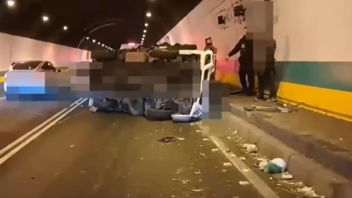 新店隧道小貨車自撞!失控「90度翻覆」 車上高麗菜散滿地