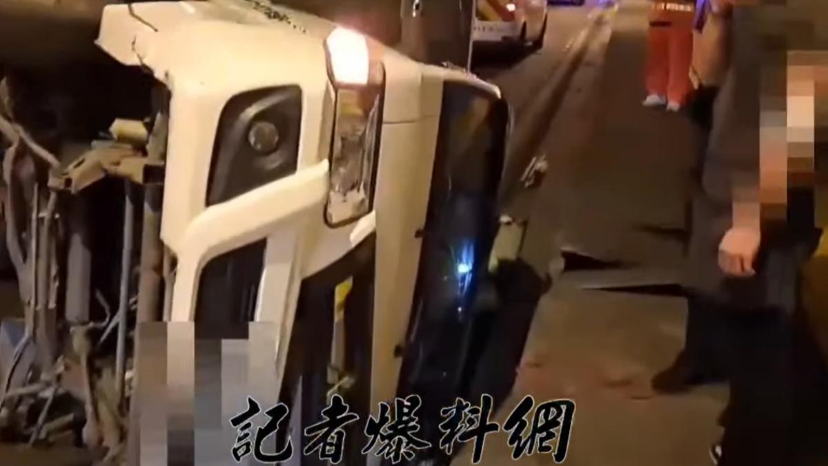 小貨車疑似變換車道操作不當,導致車輛失控自撞外側路肩後「90度翻覆」。(圖/翻攝自臉書「記者爆料網 」)